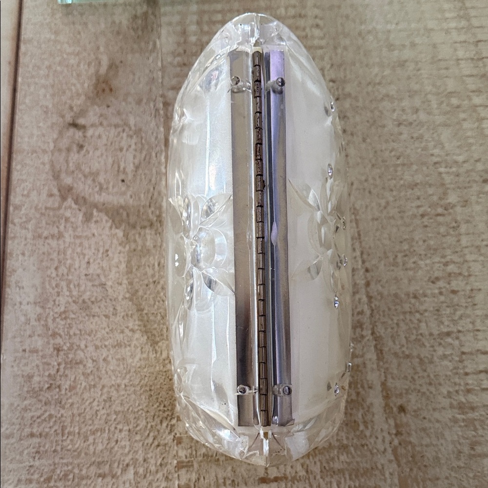 1950 Clear Lucite clutch with rhinestone detail and carved floral design - Picture 4 of 5